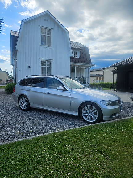 BMW 325Xi 2 of 5