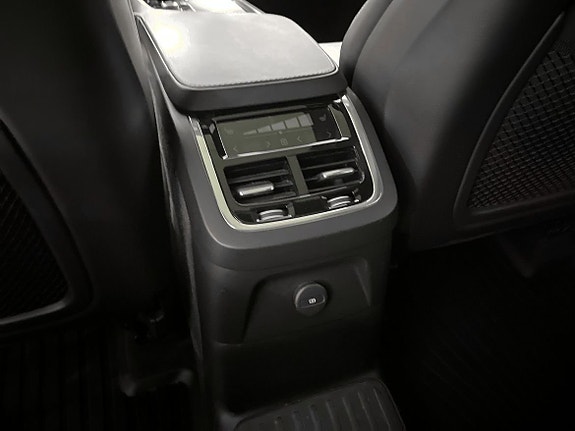 Volvo XC90 11 of 28