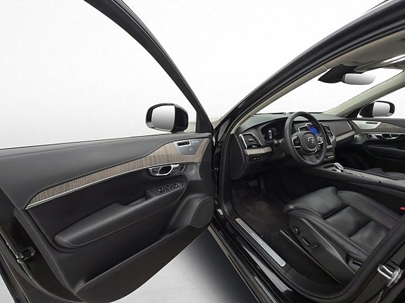 Volvo XC90 11 of 30