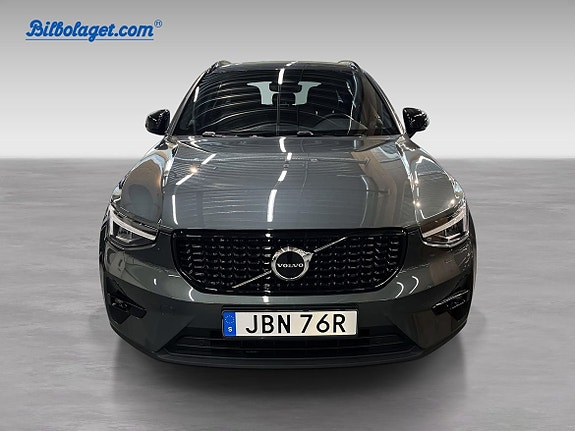 Volvo XC40 2 of 5