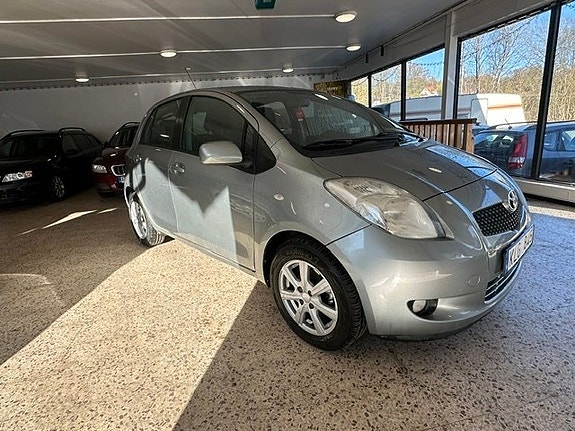 Toyota Yaris 4 of 13