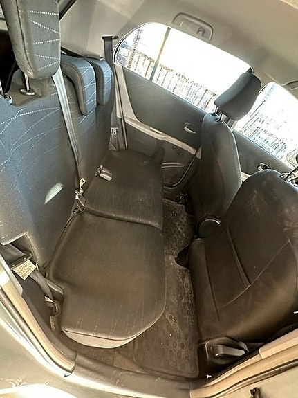 Toyota Yaris 13 of 13