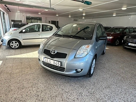 Toyota Yaris 3 of 13