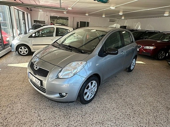 Toyota Yaris 2 of 13