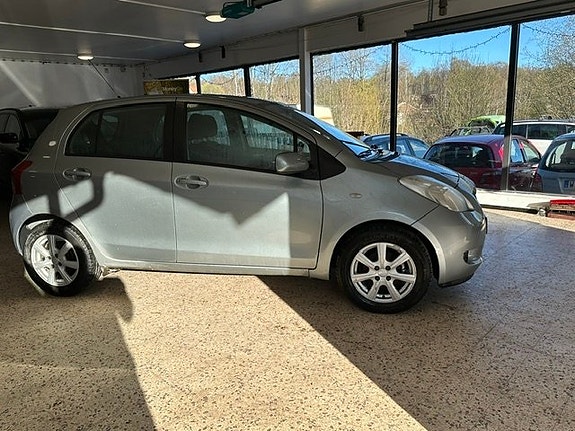 Toyota Yaris 5 of 13