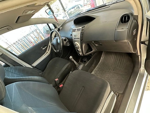 Toyota Yaris 12 of 13