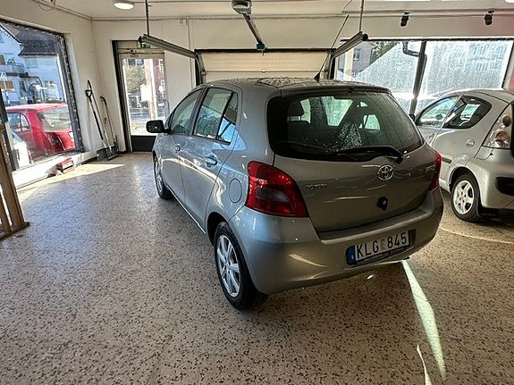 Toyota Yaris 9 of 13