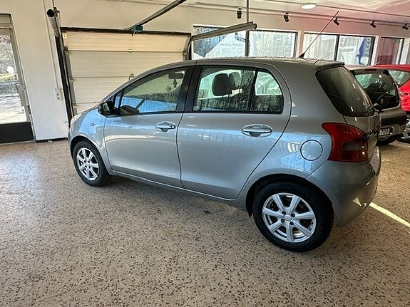 Toyota Yaris 10 of 13