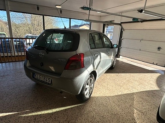 Toyota Yaris 8 of 13