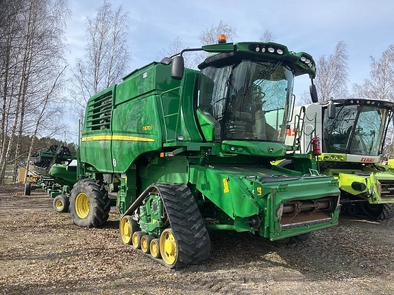 John Deere 670i 2 of 6