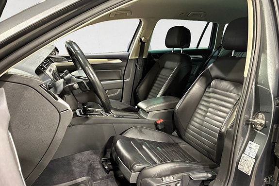 Volkswagen Passat Alltrack 3 of 5