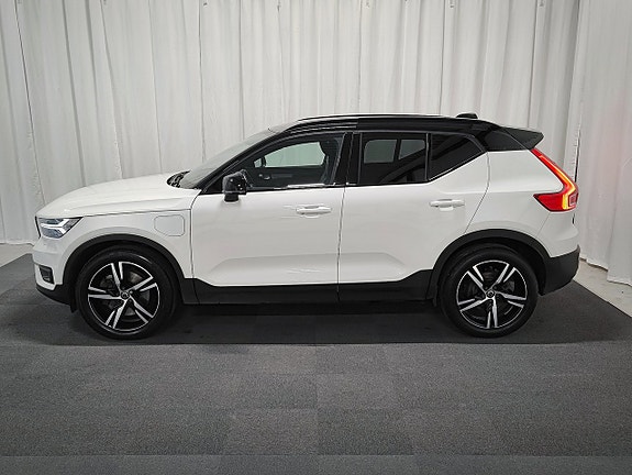 Volvo XC40 2 of 5