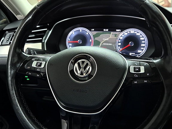 Volkswagen Passat 18 of 30