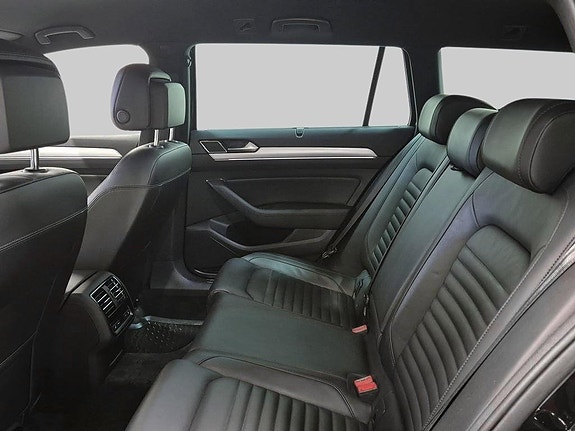 Volkswagen Passat Alltrack 14 of 17