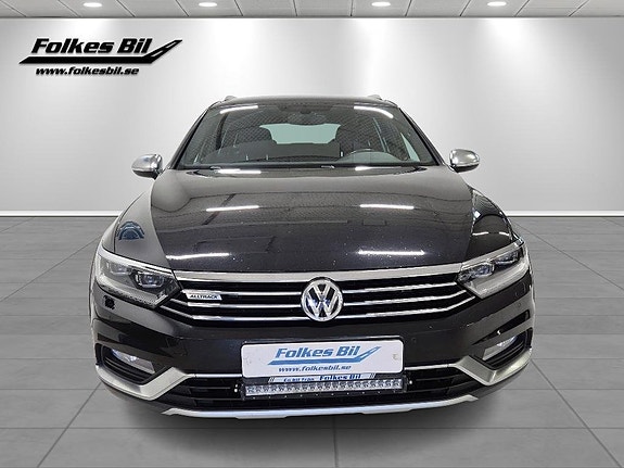 Volkswagen Passat Alltrack 2 of 5