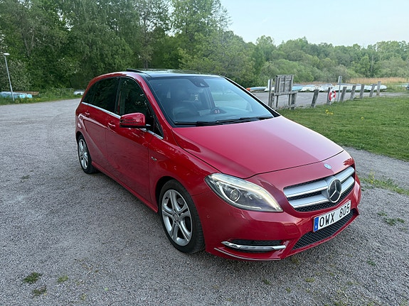 Mercedes-Benz B180 3 of 5