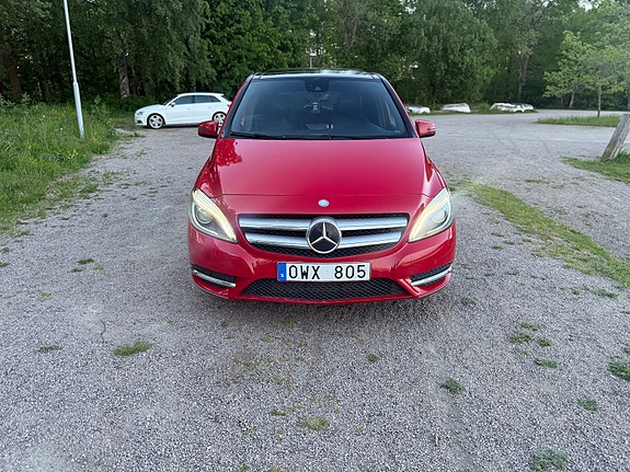 Mercedes-Benz B180 2 of 5