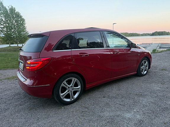 Mercedes-Benz B180 4 of 5