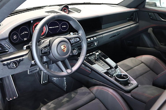 Porsche 911 Carrera 4 GTS 4 of 5