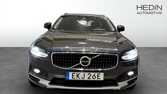 Volvo V90 Cross Country 2 of 5