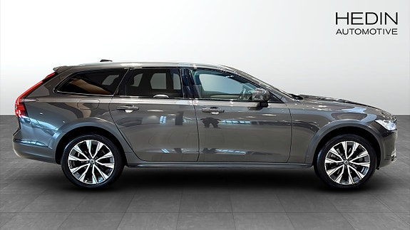 Volvo V90 Cross Country 3 of 5