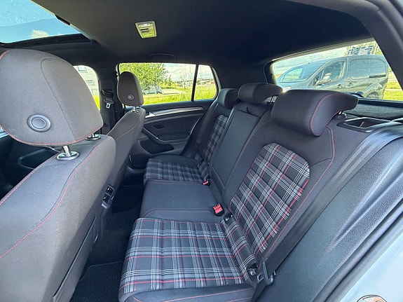 Volkswagen Golf VII 13 of 21