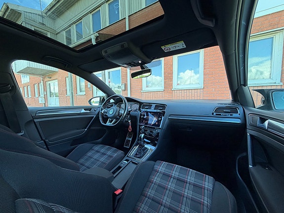 Volkswagen Golf VII 17 of 21