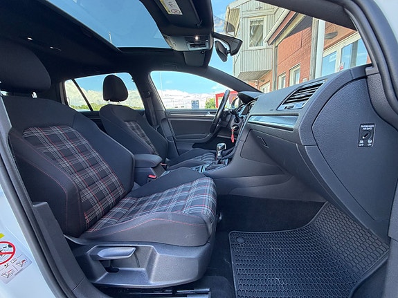 Volkswagen Golf VII 19 of 21