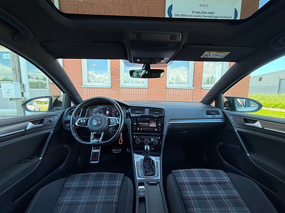 Volkswagen Golf VII 2 of 21