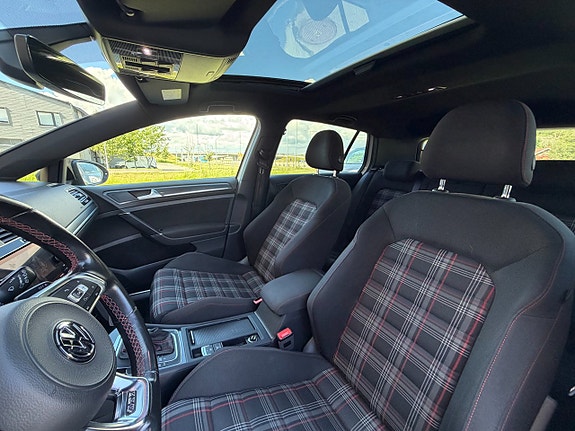 Volkswagen Golf VII 11 of 21