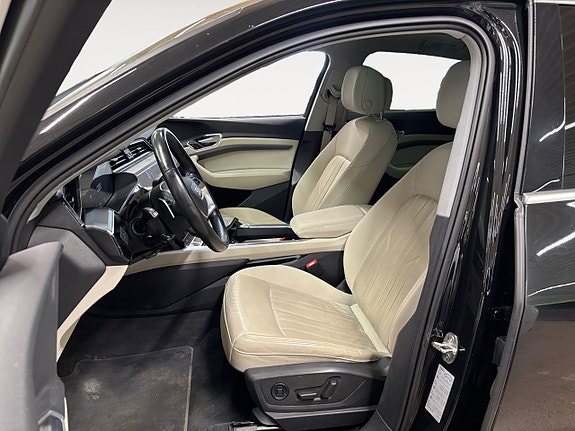 Audi e-tron Sportback 10 of 17