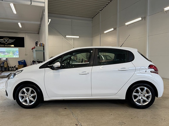 Peugeot 208 3 of 5