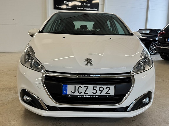 Peugeot 208 2 of 5