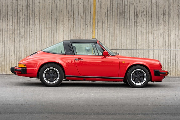 Porsche 911 Carrera 4 of 5