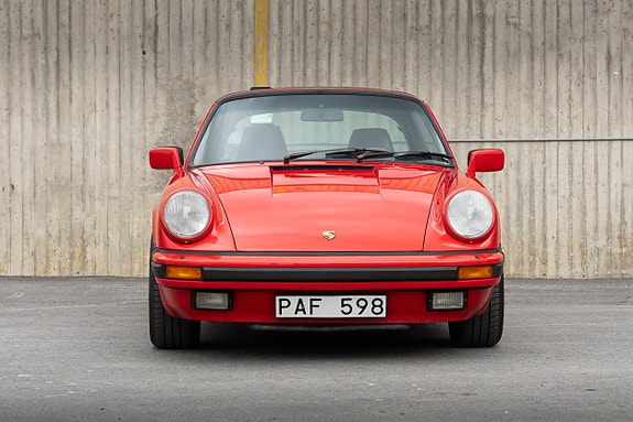 Porsche 911 Carrera 2 of 5