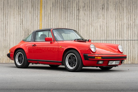 Porsche 911 Carrera 3 of 5
