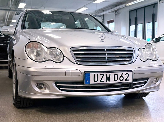 Mercedes-Benz C180 4 of 5