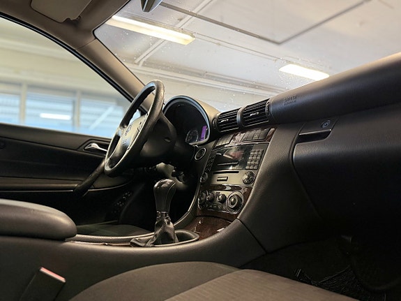 Mercedes-Benz C180 11 of 14