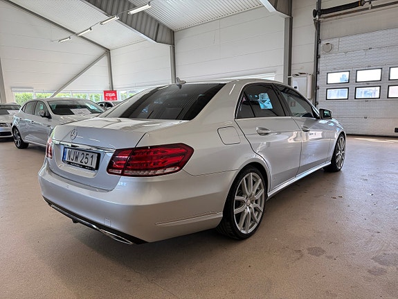 Mercedes-Benz E220 4 of 5