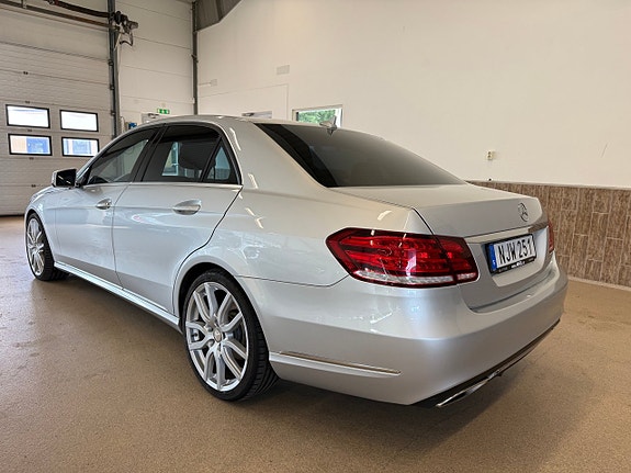 Mercedes-Benz E220 3 of 5