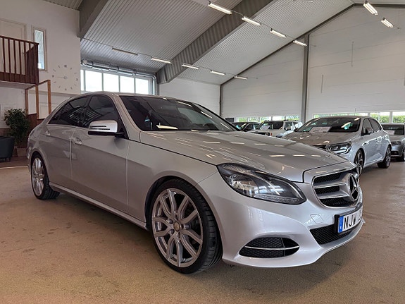 Mercedes-Benz E220 2 of 5