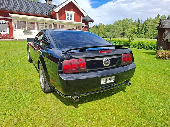 Ford Mustang 4 of 5