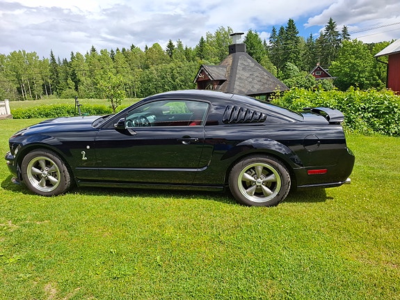 Ford Mustang 2 of 5