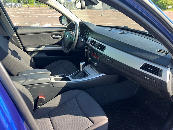 BMW 320i 4 of 5