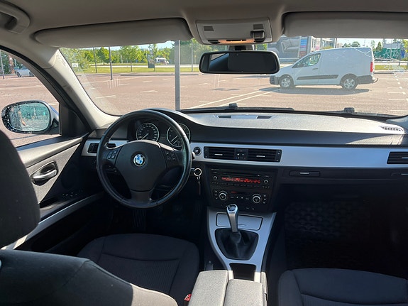 BMW 320i 5 of 5