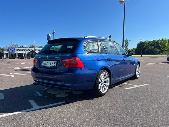 BMW 320i 3 of 5
