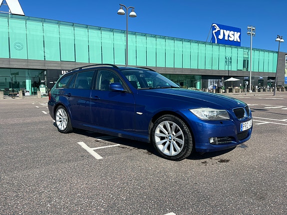 BMW 320i 2 of 5