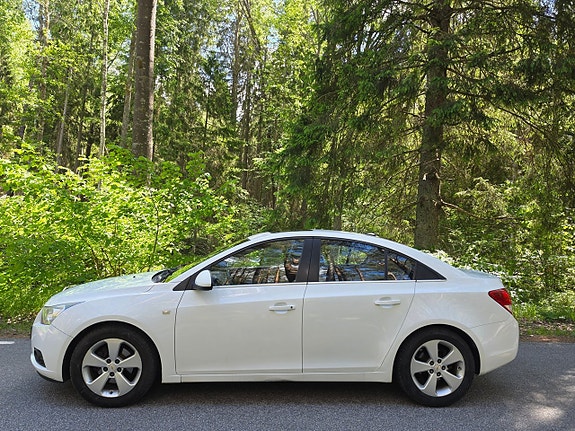 Chevrolet Cruze 4 of 5