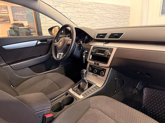 Volkswagen Passat 14 of 16