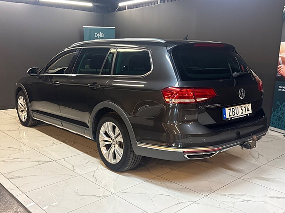 Volkswagen Passat Alltrack 3 of 5